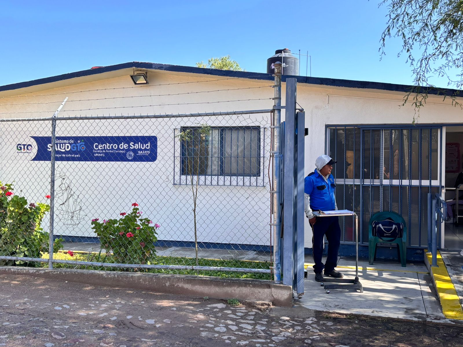 Exterior of a rural UMAPS primary-care clinic in Guanajuato, Mexico